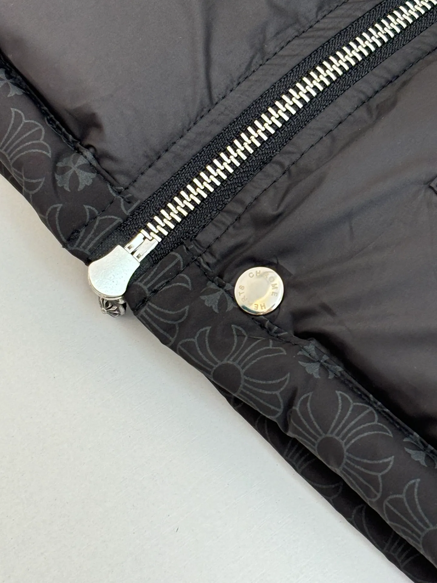 P810 Chrome Heart*/Chrome Heart dark pattern jacquard down vest uses a unique dark pattern jacquard process to make the fabric visually present a rich layering and three-dimensional effect, which is both beautiful and fashionable. High-quality fabrics, special fabrics that are waterproof, stain-proof and breathable, ensure the practicality and comfort of the clothes. The down filling is full and even, ensuring good thermal insulation performance. Filled with 90 white duck down Size: S/M/L/XL
